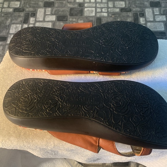 Slippers - Picture 3 of 3